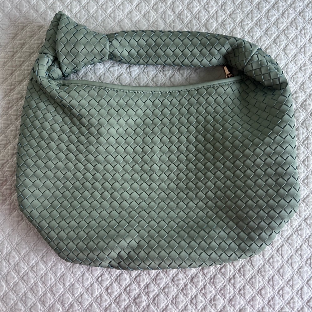 NWOT Melie Bianco Brigitte Large Shoulder Bag

Elegant Green Woven Women's Bag